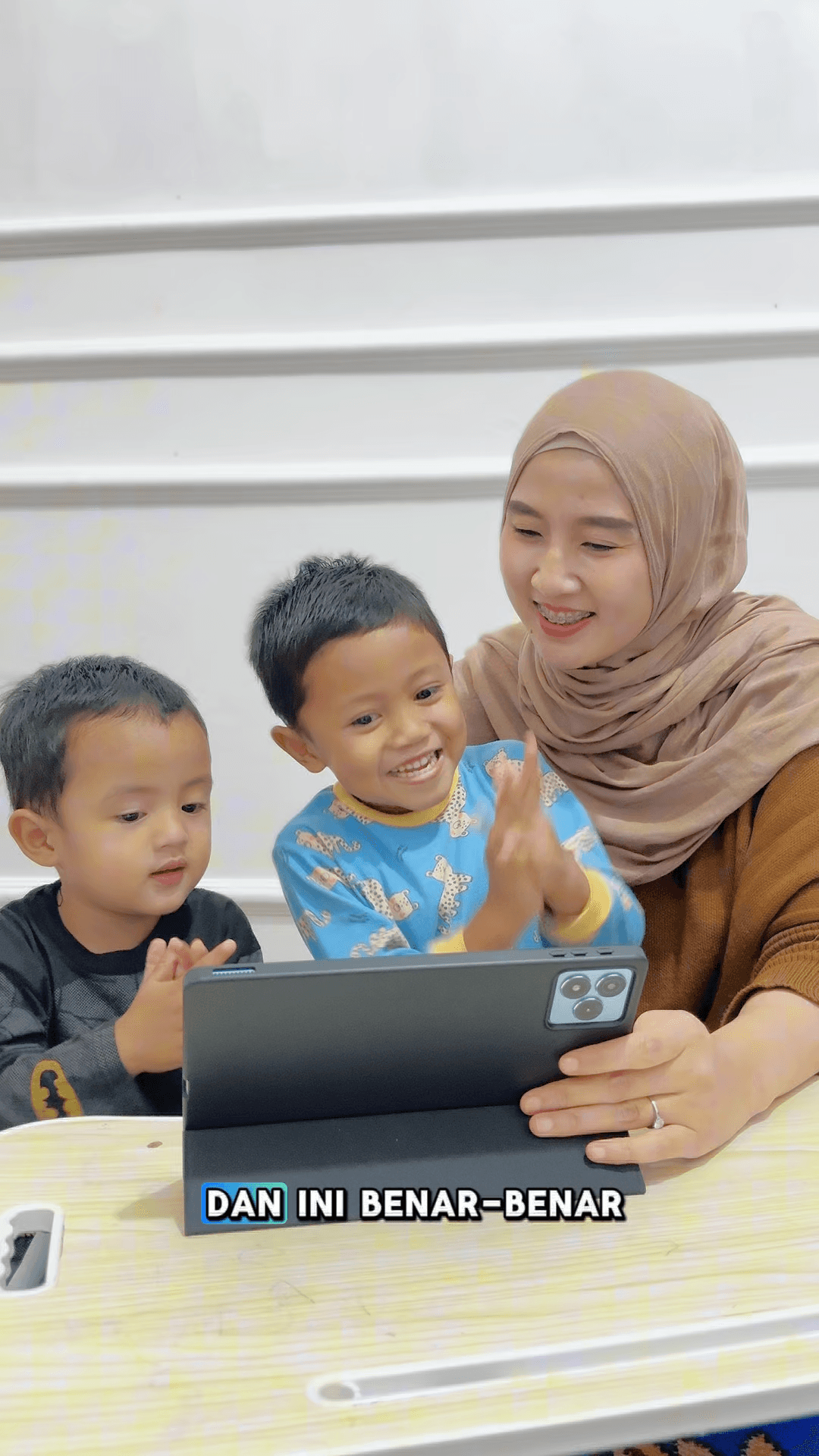 Bu Adeliani bersama anaknya